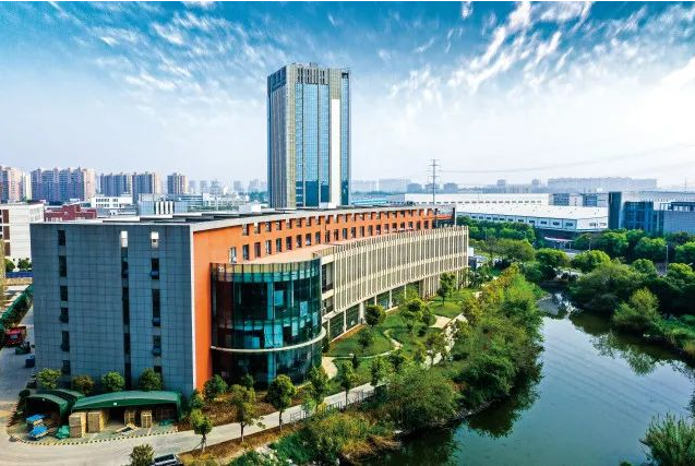 大廠(chǎng)涌入教育市場(chǎng)，這家智慧黑板企業(yè)如何突破重圍