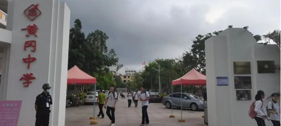 把學(xué)校辦出特色，辦出水平，黃岡初級中學(xué)選擇歐帝智慧黑板