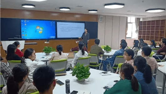 醫藥技師學(xué)院打造智能黑板課堂